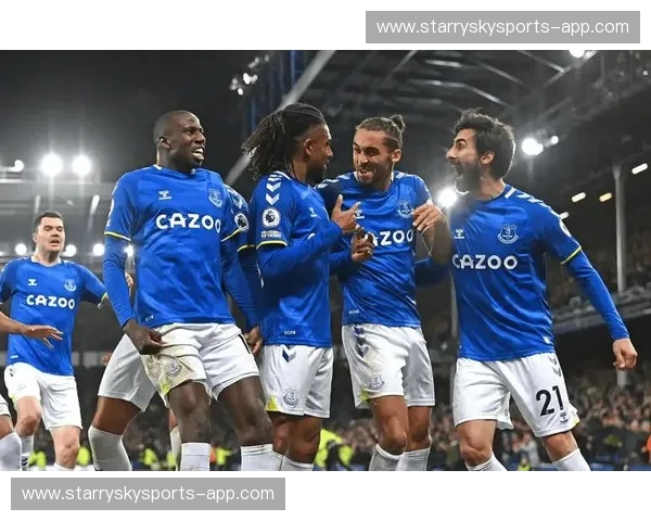 埃弗顿客场防守纪律严明，双后腰覆盖轮换保护防线身前区域